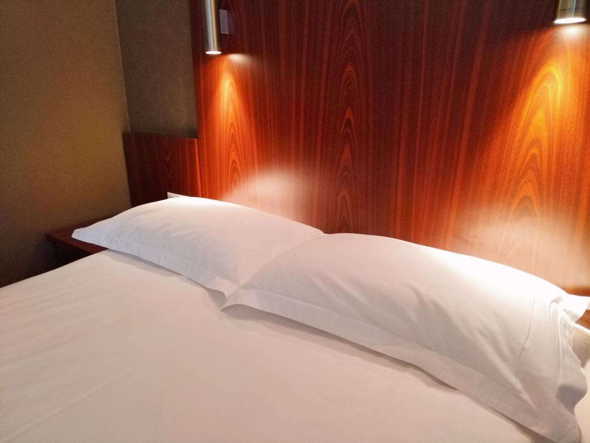 Milky Way Hotel Budapest Esterno foto